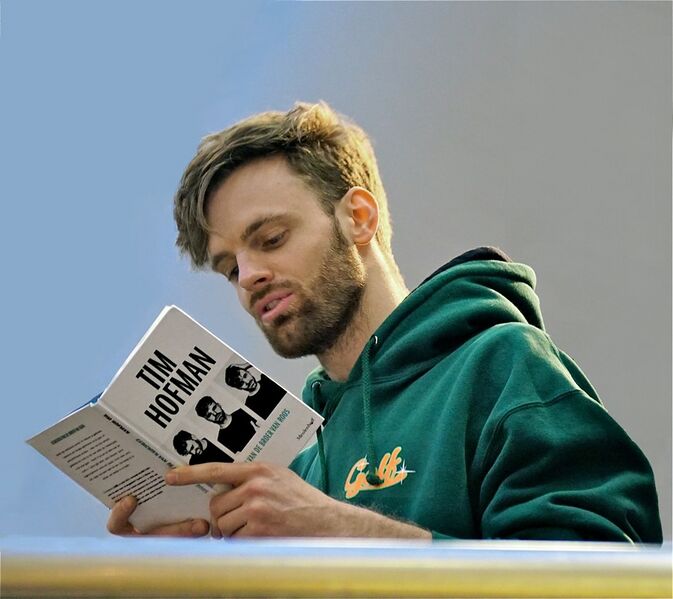 Bestand:Tim Hofman die een boek leest. .jpg