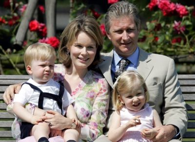 Mathilde met haar man Filip en hun oudste twee kinderen, Elisabeth en Gabriel