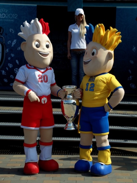 Bestand:Mascottes ek 2012.jpg