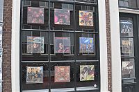 Etalage met Michael Jackson platen hoezen